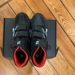 Peloton men’s cycling shoes, size 42. These are in perfect condition!